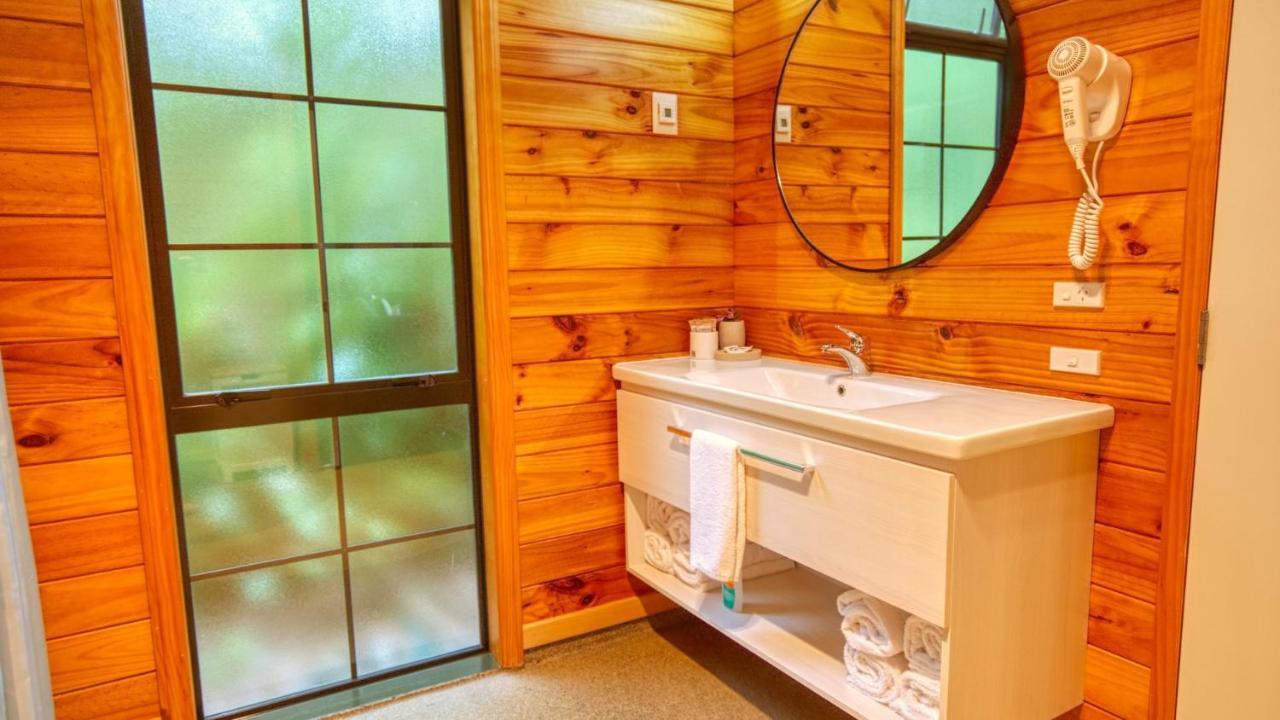 Paparoa Beach Hideaway With Hot Tub 베리타운 외부 사진